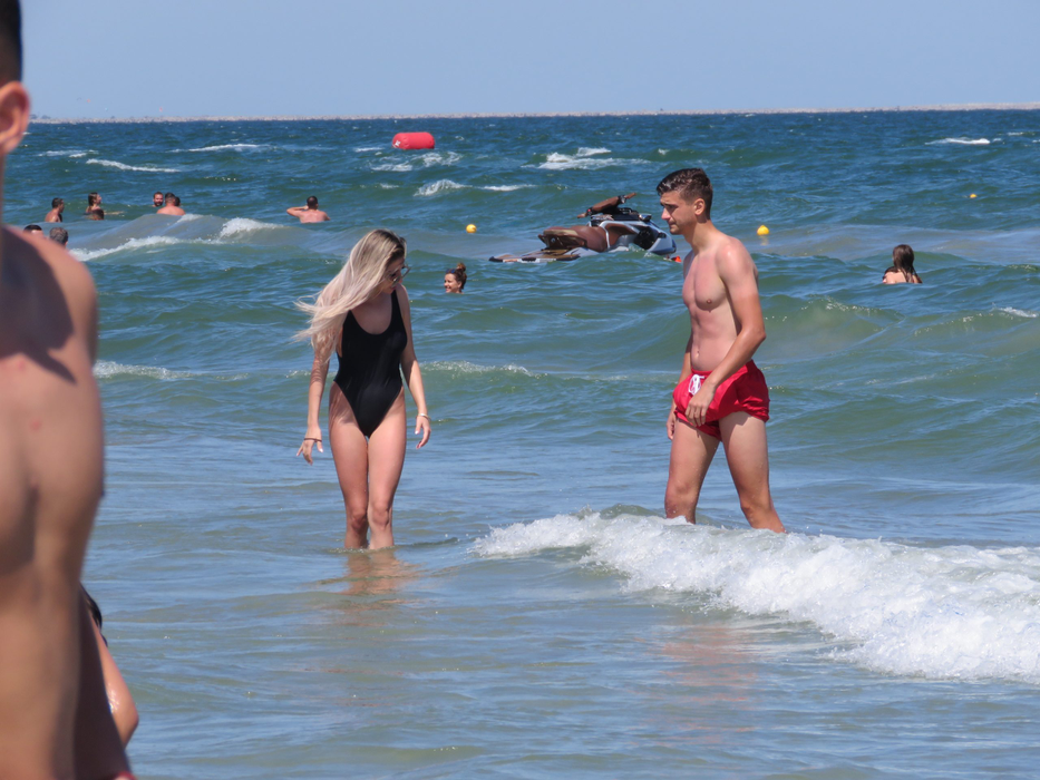 Dragoș Nedelcu supravegheat de iubi, la mare