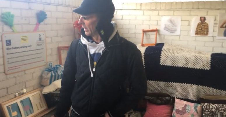 Cum a reușit un om al străzii să-și facă „hotel de lux” în parcare