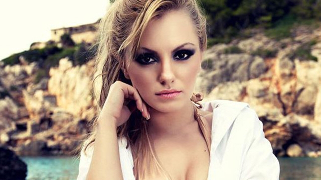 Alexandra Stan s-a DEZBRACAT pentru italieni! Fanii sunt in delir