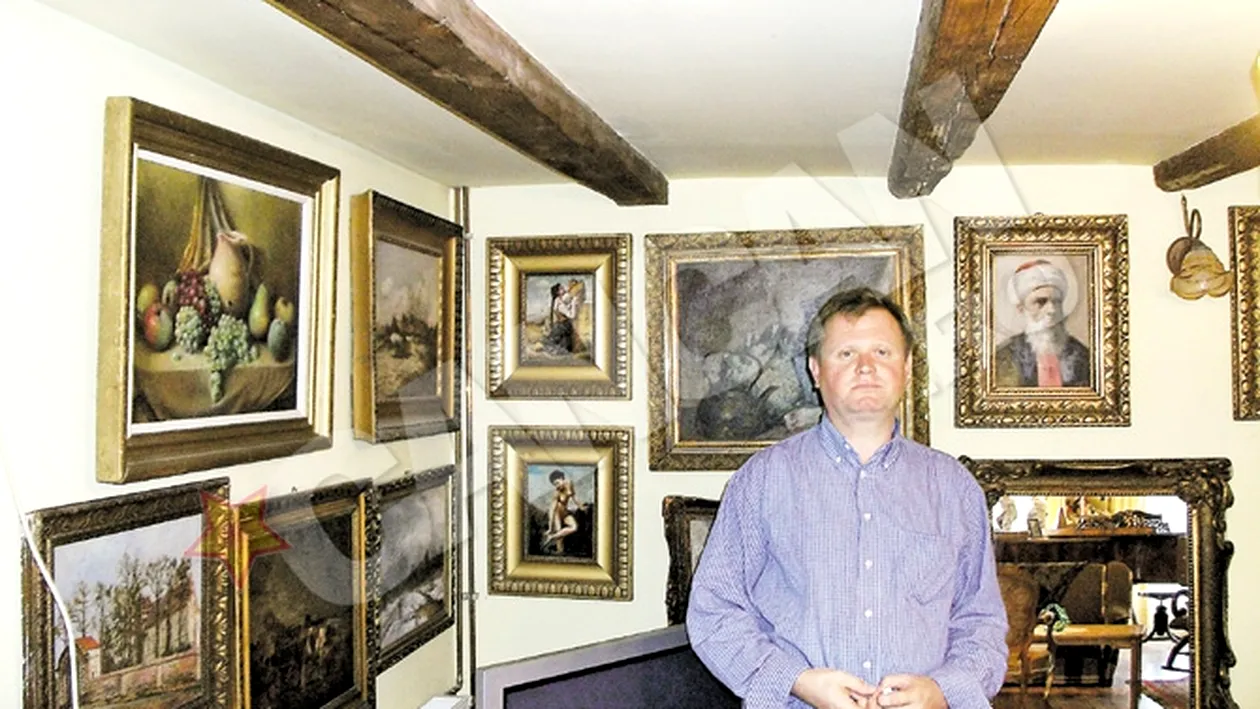 Un clujean are o adevarata galerie de arta la el acasa: zeci de tablouri, ceasuri, portelanuri, poze si carti vechi si valoroase