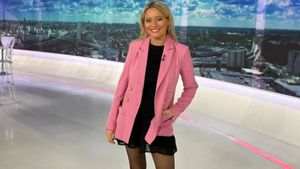 Laura Cosoi a atras toate privirile într-o rochie cumpărată dintr-un outlet. Câți lei a scos din buzunar pentru ținuta care i-a pus în evidență burtica de gravidă