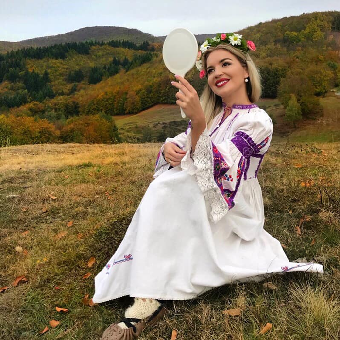 Ea este noua bombă-sexy a muzicii populare. Iulia Bucur face senzație