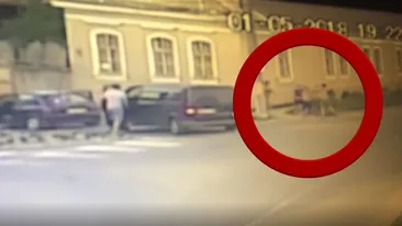 VIDEO. Bărbat din Lipova, snopit în bătaie pentru că i-a certat pe doi tineri care nu i-au dat prioritate copilului său, pe trecere