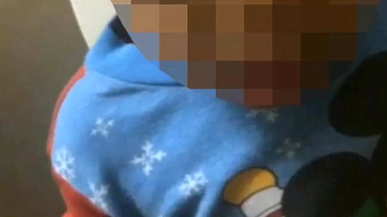 Imagini socante! Doi parinti i-au dat unui copil sa fumeze marijuana in timp ce se amuzau copios pe seama lui