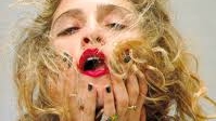 Scandal la Hollywood! Fratele Madonnei, un beţivan care trăieşte pe străzi, o atacă dur pe artistă: "Trăieşte în lumea ei"
