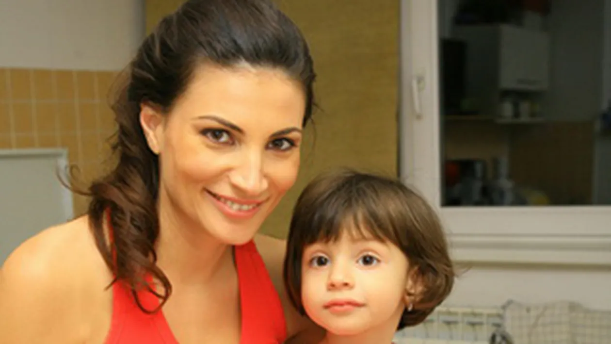 Ajutata in bucatarie de fiica ei! Uite ce tort au pregatit Ioana Ginghina si micuta Ruxandra!