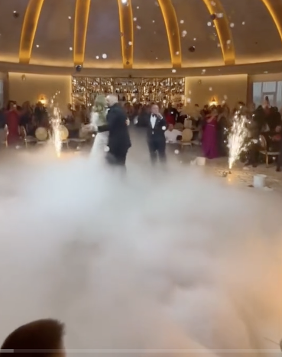 Ce mamă are Livian Pop! Soția lui Nelson Mondialu’ a atras toate privirile la nunta fiului ei. VIDEO