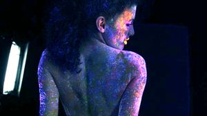 Make-up de 2000 de euro pentru un videoclip. Tasha s-a lasat pictata din cap pana in picioare