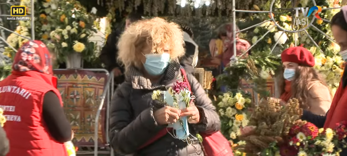 Caz șocant la Iași! Femeie filmată în timp ce șterge un mănunchi de măști de protecție de racla moaștelor Sfintei Paracheva:” Duc măștile acasă…”