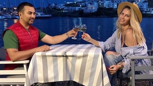 Andreea Bănică, pipăită în public de soțul ei. Lucian Mitrea i-a pus mâna pe sâni: "Sunteți adorabili"