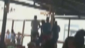 Si milionarii stiu sa se distreze! Remus Truica a dansat pe mese. Nu la Mamaia sau in Vama, ci in insula Saint Martin din Caraibe