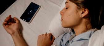 Îți ții telefonul lângă pernă? Află ce se întâmplă