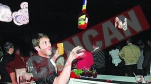 Jonglerii cu sticle la un concurs de barmani