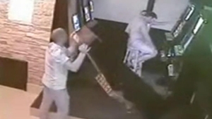 Aşa ceva nu ai mai văzut! Supărat pentru că a pierdut la păcănele, un tânăr din Iaşi a încercat să ia acasă aparatul de jocuri