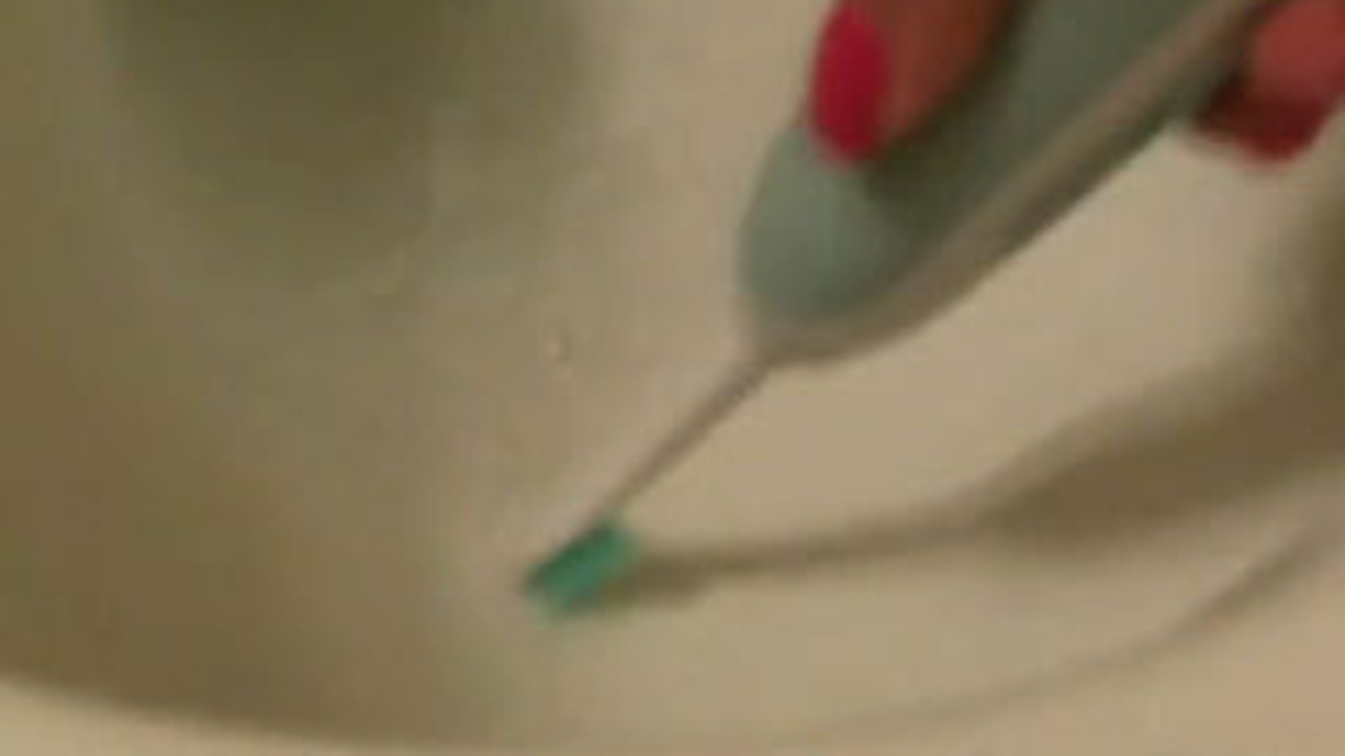 VIDEO A spalat WC-ul cu periuta de dinti a iubitului ei