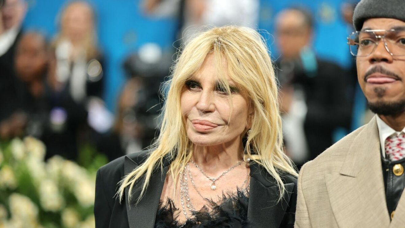Donatella Versace, de nerecunoscut! Ce intervenție estetică pare că și-a făcut la 70 de ani