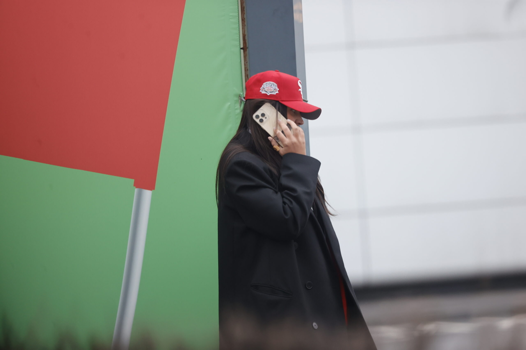 Antonia purta o conversație aprinsă la telefon