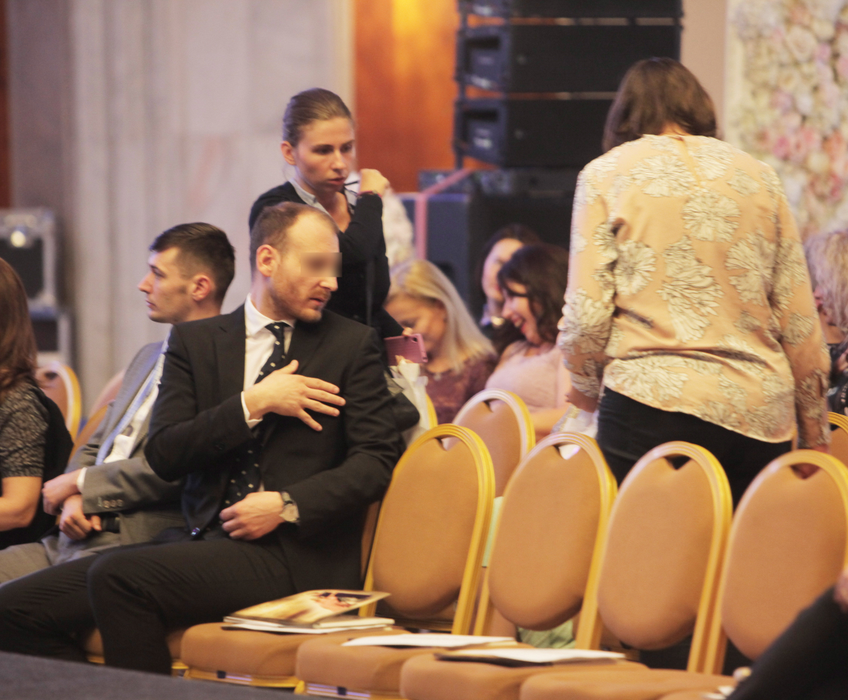 Atenţia lui Adrian s-a îndreptat şi către Oana Sârbu