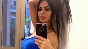 Renata, cu bustul la vedere pe internet! Nici femeile nu s-au putut abţine să nu-i dea ”LIKE”