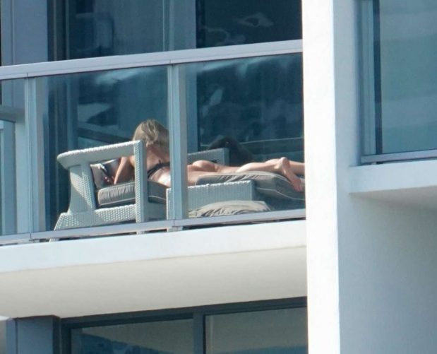 Imaginile momentului în showbiz! Vedeta, fotografiată de paparazzi dezbrăcată la balconul hotelului