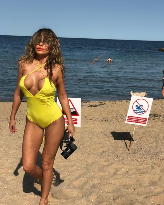 Anna Lesko, fotografiată în timp ce se bronza complet dezbrăcată pe balcon