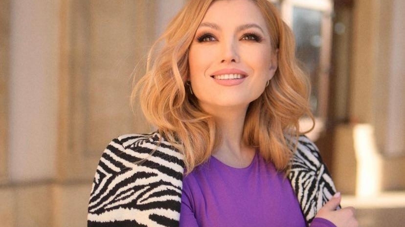 O recunoști? Cum arăta Elena Gheorghe la doar 14 ani? Cânta la fel ca acum, dar arăta complet diferit