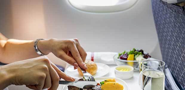 A cerut un meniu vegetarian când călătorea cu avionul, dar a rămas fără cuvinte când şi-a primit porţia. Bărbatul a făcut rapid o poză care a devenit virală
