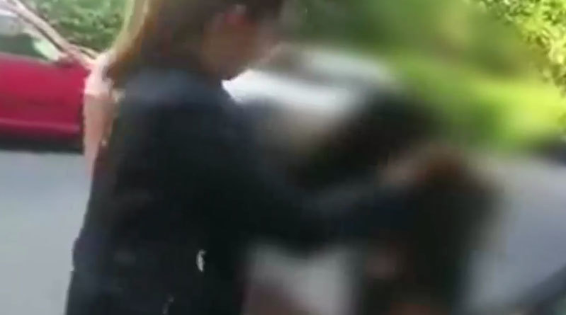 Fata este ruptă cu bătaia de cele două colege