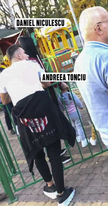 Andreea a ieșit în parc cu soțul și cu fiica lor