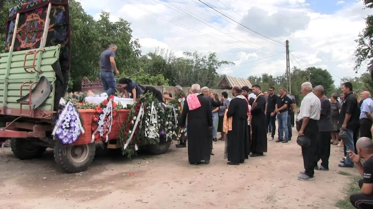 Pavel, copilul de 3 ani ucis în somn de propria mamă care a crezut că e diavolul, a fost înmormântat. Gestul sfâșietor făcut de tatăl lui