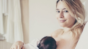 Laura Cosoi a postat o altă fotografie cu fetița și a încins spiritele: ”Mare mirare dacă nu va suferi fetița asta!”