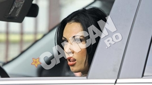 Imagini senzuale cu bruneta in trafic!  Gesturi incitante in mijlocul strazii! Nicoletei Luciu ii place sa se joace cu limba