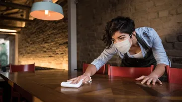 Ce i-a scris un client chelneriței pe nota de plată. Femeia a rămas mască