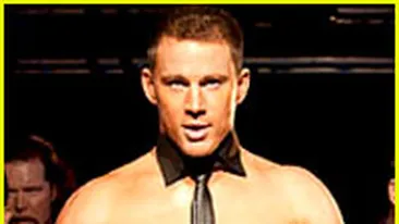 El ar putea fi cel mai sexy barbat in viata! Uite-l cum se dezbraca pentru femei si ce fizic incredibil are!