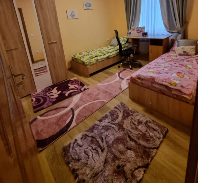 Diana, tânăra de 23 de ani care a rămas văduvă cu doi copii s-a mutat în casa construită din donații: ”Noi trebuie să fim lângă ea”