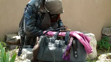 O bandă de cerșetori a împânzit un oraș întreg. Câștigă 500 de euro zilnic și sunt văzuți conducând mașini de lux