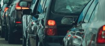 Mulți șoferi nu știu că frâna mașinii are o funcție ascunsă. Ce este „auto hold” și cum funcționează?