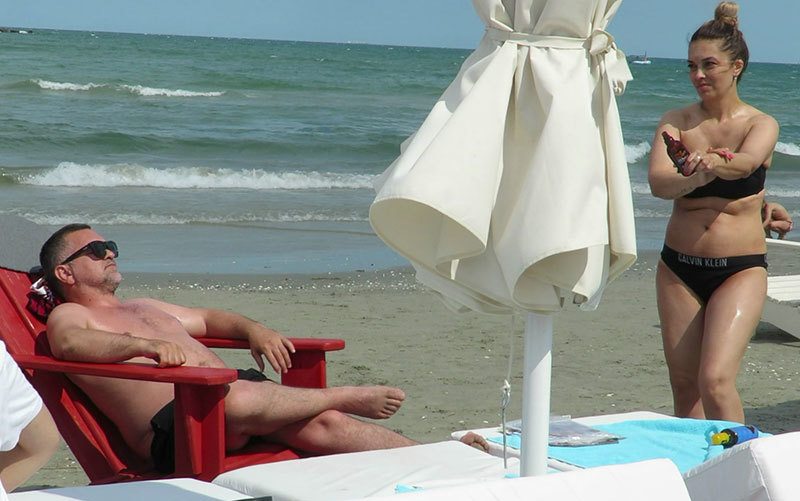 Soţia lui Dorofrei se unge cu uleiul de plajă