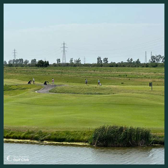 Și în România, golful prinde aripi. BUCHAREST.GOLF este unul dintre cluburile unde pasionații de golf își pot urma visul