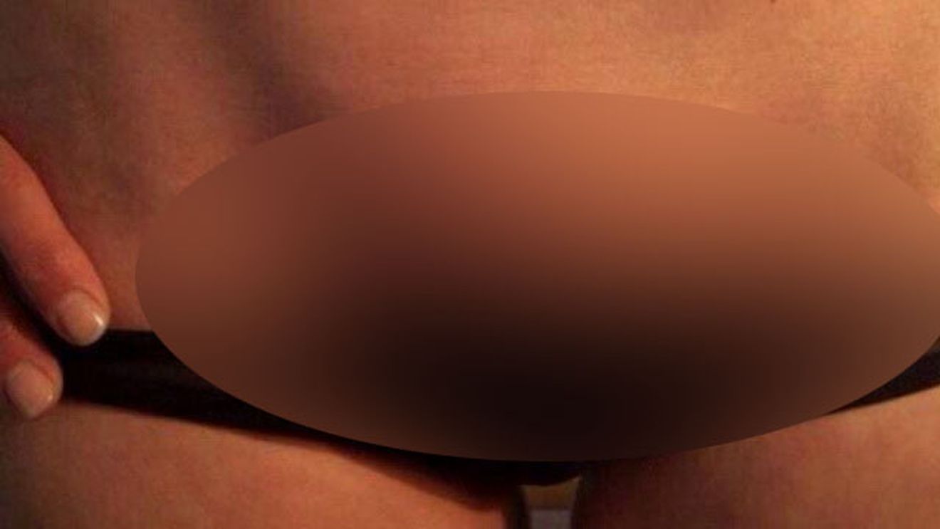 Ce si-a putut tatua o tanara in cel mai INTIM loc! Fotografia care face senzatie pe net