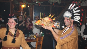 Turistii care au fost de Revelion la munte au continuat petrecerile! Uite ce costume de carnaval trasnite s-au purtat la Busteni!