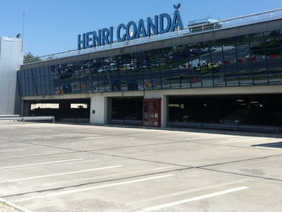 Un incendiu a izbucnit pe Aeroportul Otopeni! O femeie a fost transportată la spital. Informații de ultimă oră