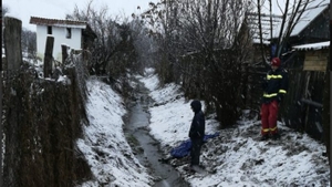 Tragedie în Mureș. O femeie a fost descoperită moartă în albia unui pârâu