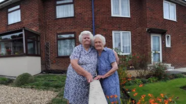 Doua femei din Marea Britanie sunt vecine de 76 de ani