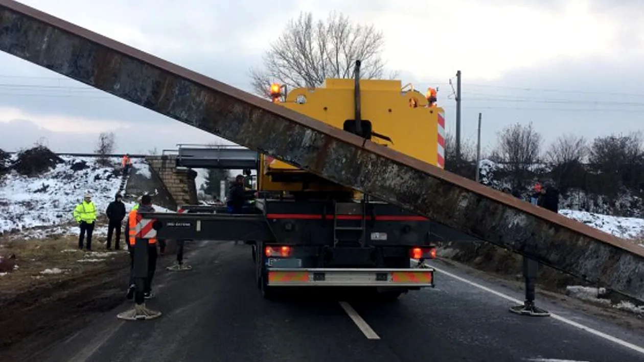 Dorel din Caracal a lovit un limitator de înălțime. Traficul auto și feroviar a fost blocat