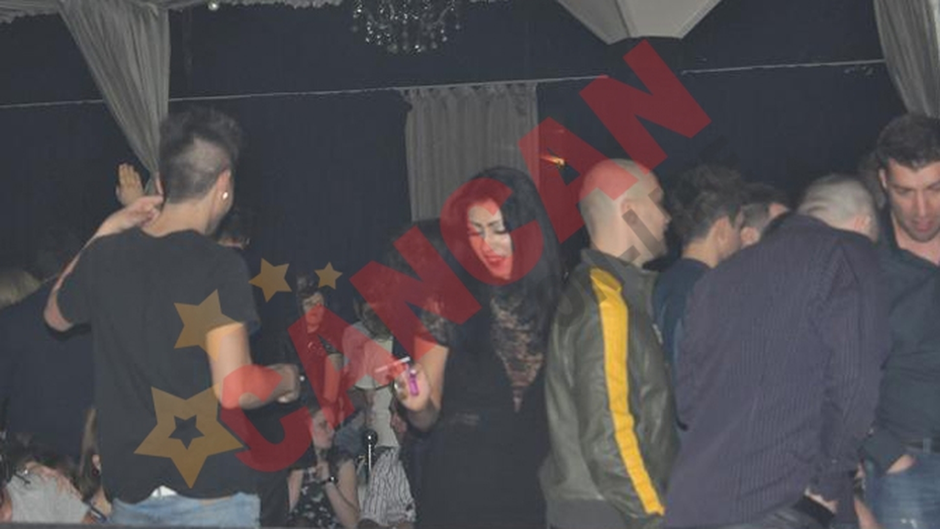 Puya a petrecut intr-un club de fite pana dimineata! S-a distrat alaturi de o bruneta