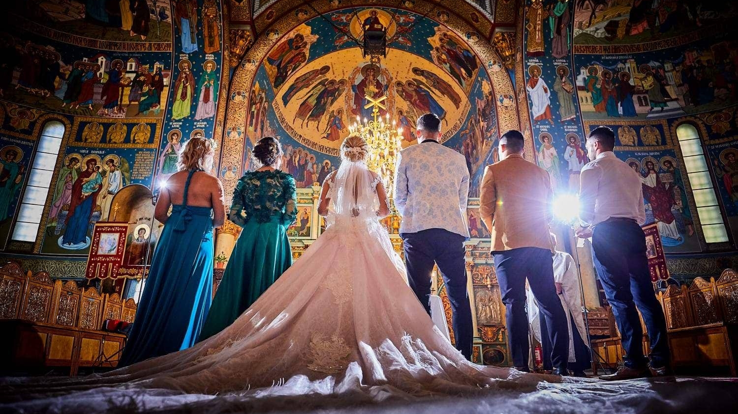 Câţi bani trebuie să dai la biserică pentru o nuntă, în 2023? Taxa de cununie religioasă o plătesc naşii