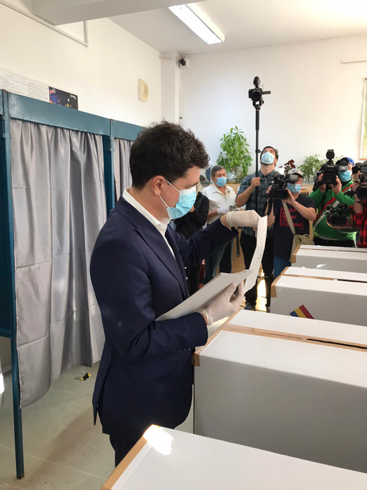 Nicuşor Dan, candidat la Primăria Capitalei, a votat în această dimineaţă însoţit de familie: ”Am votat cu sete”