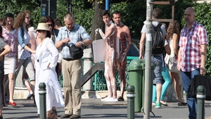 Ultima moda pe strazile Capitalei! Vezi la ce strategie au apelat acesti tineri pentru a-si arata muschii