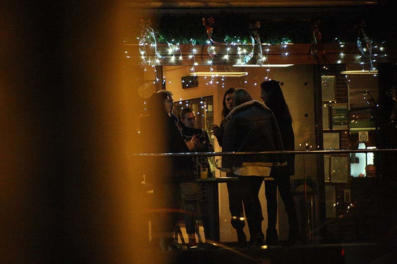 Fetele, la o ţigară şi la o glumă, în faţa restaurantului